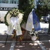 Λουλούδια και στεφάνια στο σημείο της τραγωδίας της Marfin