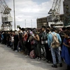 Μετανάστες στο λιμάνι του Πειραιά