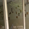 Το σπασμένο τζάμι στην είσοδο πολυκατοικίας μετά την άγρια επίθεση σε γυναίκα στο Αγρίνιο