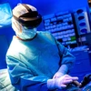 Χειρουργός χρησιμοποιεί προηγμένη ιατρική τεχολογία ΑΙ ασθενεις