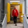 Μετανάστης μέσα στο κέντρο υποδοχής μεταναστών στο νησί Λαμπεντούζα της Σικελίας