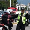 Τροχονόμος ρυθμίζει την κυκλοφορία οδηγοι ελληνες ελλαδα