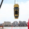 Η στιγμή της ανάσυρσης του οχήματος που έπεσε στη θάλασσα στο λιμάνι του Πειραιά