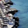 Ξαπλώστρες σε παραλία