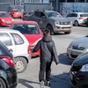 Πεζός κινείται ανάμεσα σε αυτοκίνητα