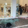 Αυτοκίνητο καρφώθηκε σε τζαμαρία καταστήματος στα Βριλήσσια
