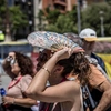 Βαρκελώνη, γυναίκα προστατεύεται από τον ήλιο