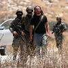 Έποικος υποστηριζόμενος από τον ισραηλινό στρατό Παλαιστίνη Δυτική Όχθη