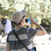 Άντρας ενυδατώνεται εν μέσω καύσωνα