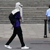 Άνθρωπος προφυλάσσεται από την ζέστη