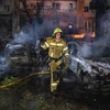 Πυροσβέστης στο Κίεβο μετά τη ρωσική επίθεση