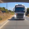 Βυτιοφόρο κάνει προσπέραση στην Κρήτη