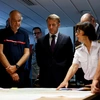 Ο Εμανουέλ Μακρόν στο Κέντρο Επιχειρήσεων της πυροσβεστικής