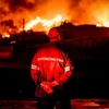 Πυροσβέστης επιθεωρεί πύρινο μέτωπο στη Λάρισα