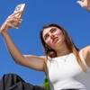 Γυναίκα βιντεοσκοπεί τον εαυτό της με κινητό social media