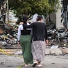 Γυναίκες περπατούν στα ερείπια στη Βενεζουέλα