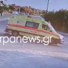 Η στιγμή που ανατρέπεται το ασθενοφόρο