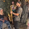 Η Άννα Βίσση απολαμβάνει Τσιτσάνη από μπάντα του δρόμου στο Φισκάρδο
