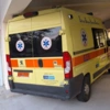 Το ασθενοφόρο μετά βίας χωρά να περάσει στο νοσοκομείο Λάρισας