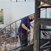 Ο Τάσος Χαλκιάς στα αποκαΐδια του σπιτιού του στο Πόρτο Γερμενό
