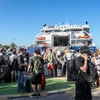 Έξοδος εκδρομέων απο το λιμάνι του Πειραιά