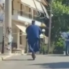 Παπάς κόβει βόλτες με ηλεκτρικό πατίνι