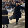 Παπάς χορεύει σε πανηγύρι 