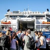 Συνωστισμός στο λιμάνι του Πειραιά