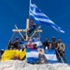 Πιστοί ύψωσαν την ελληνική σημαία στα 2.033 μέτρα