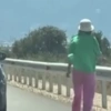 Ζευγάρι τσακώθηκε στο δρόμο, η γυναίκα βγήκε από το αυτοκίνητο και το πηρε με τα πόδια