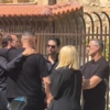  Η αγκαλιά Παπαρίζου, Μουζουράκη, Καπουτζίδη, Nivo και Μάστορα στην κηδεία Μαζωνάκη