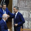 Ο Κυριάκος Μητσοτάκης υποδέχεται στη Βουλή τον Γιώργο Μυλωνάκη