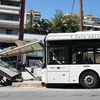 Αστικό λεωφορείο στη Θεσσαλονίκη έπεσε πάνω σε στάση 