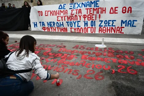 Φοιτητές γράφουν ξανά τα ονόματα των νεκρών από τα Τέμπη στη Βουλή