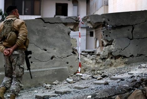 Στρατιώτες του Λιβανέζικου στρατού στέκονται στο σημείο όπου έπεσαν θραύσματα από αναχαιτισμένο πύραυλο στην περιοχή Haret Sakher