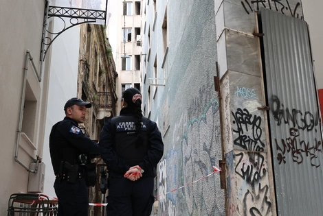 Αστυνομικοί σε ακάλυπτο πολυκατοικίας