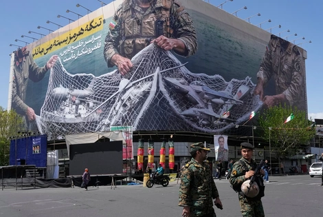 Πανό που αναπαριστά τα Στενά του Ορμούζ στο Ιράν