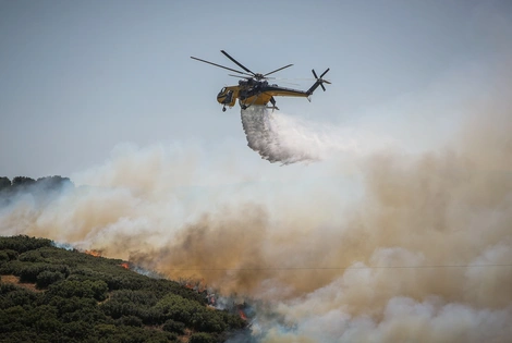 Ελικόπτερο σε κατάσβεση φωτιάς