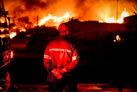 Πυροσβέστης επιθεωρεί πύρινο μέτωπο