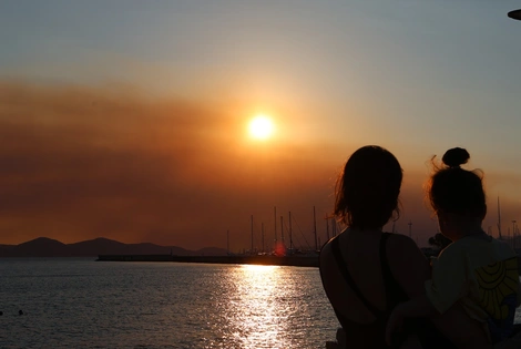 Ο καπνός από τις φωτιές της Αττικής το σούρουπο