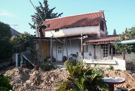 Το σπίτι στον Μαραθώνα όπου αναζητούν νεκρή ηλικιωμένη, θαμμένη στην αυλή