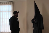 Ο Κάνιε Γουέστ φόρεσε στολή που θυμίζει Κου Κλουξ Κλαν και δήλωσε μετανιωμένος που έκανε παιδιά με την Καρντάσιαν