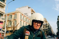 Ο Σταύρος Κιουτσιούκης στην Ολύμπου με την βέσπα του 