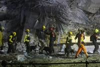 Διασωστικά συνεργεία μετά τον σεισμό