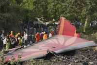 Το φτερό του αεροπλάνου μετά τη συντριβή