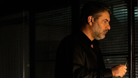 afti-i-nyxta-menei-stratis