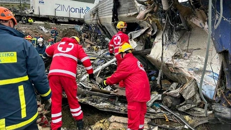 tempi - erythros stayros