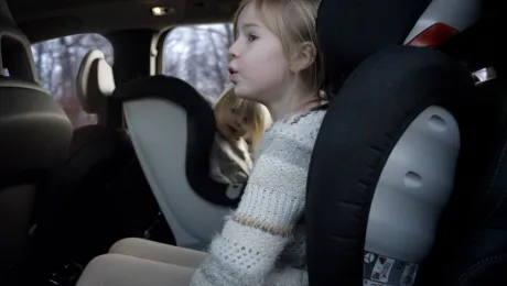 Παιδιά στο εσωτερικό αυτοκινήτου 