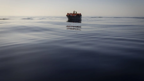 Καράβι με πρόσφυγες στη Μεσόγειο