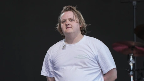 Ο Lewis Capaldi έχασε τη φωνή του στο Glastonbury.